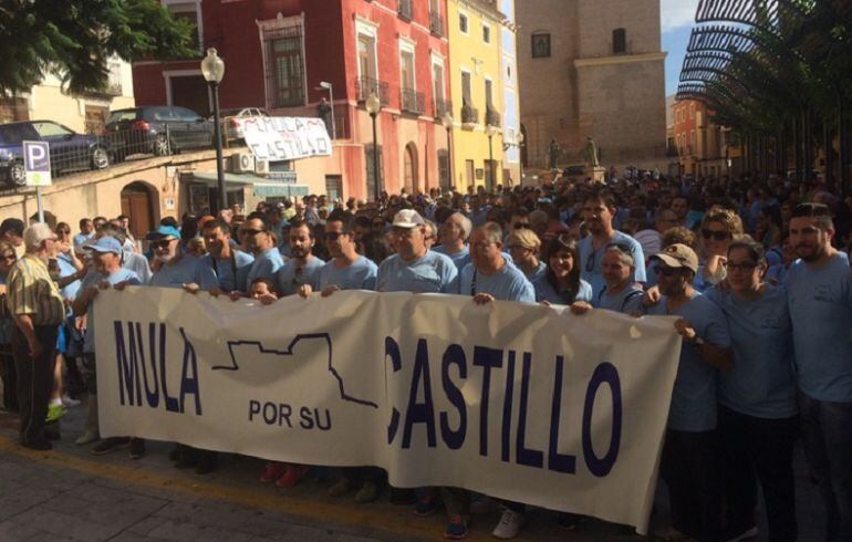 Manifestación convocada por la Plataforma vecinal &#039;Mula por su Castillo&#039;. (foto archivo)