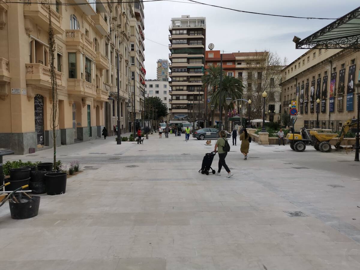 Los comerciantes reclaman, tras el inicio de la peatonalización de la avenida de la Constitución, acciones de mantenimiento del nuevo mobiliario