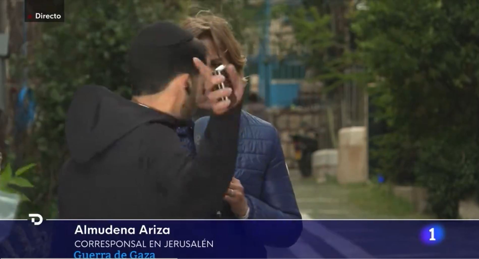 Momento en el que un hombre interrumpe el directo de Almudena Ariza.