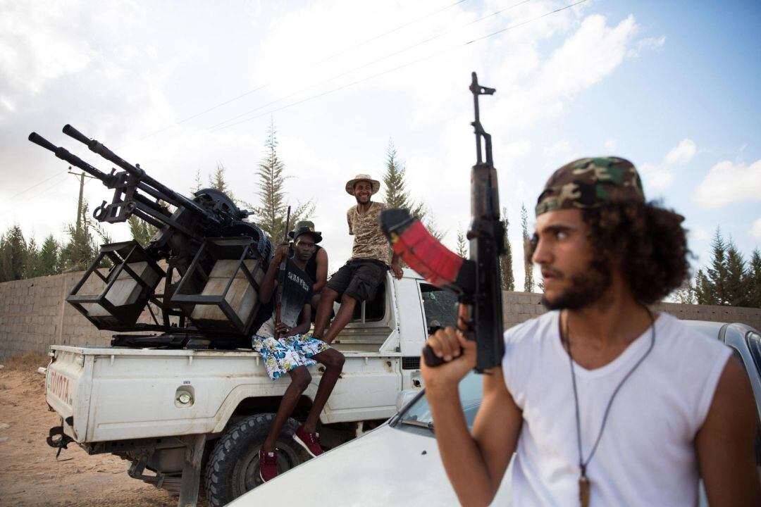 Moh15. TRÍPOLI (LIBIA), 25/09/2018. Fuerzas libias leales al Gobierno de Acuerdo Nacional (GNA), el gobierno internacionalmente reconocido de Libia, patrullan hoy, martes 25 de septiembre de 2018, desde un puesto al sur de Trípoli (Libia). Según informes, la Dirección de Seguridad de Trípoli anunció el fin de los enfrentamientos en las afueras de Trípoli el 25 de septiembre de 2018 después de la retirada de los combatientes de Misrata (al este de Trípoli) y la fuerza de los combatientes de Trahona (sudeste de Trípoli). EFE/STR