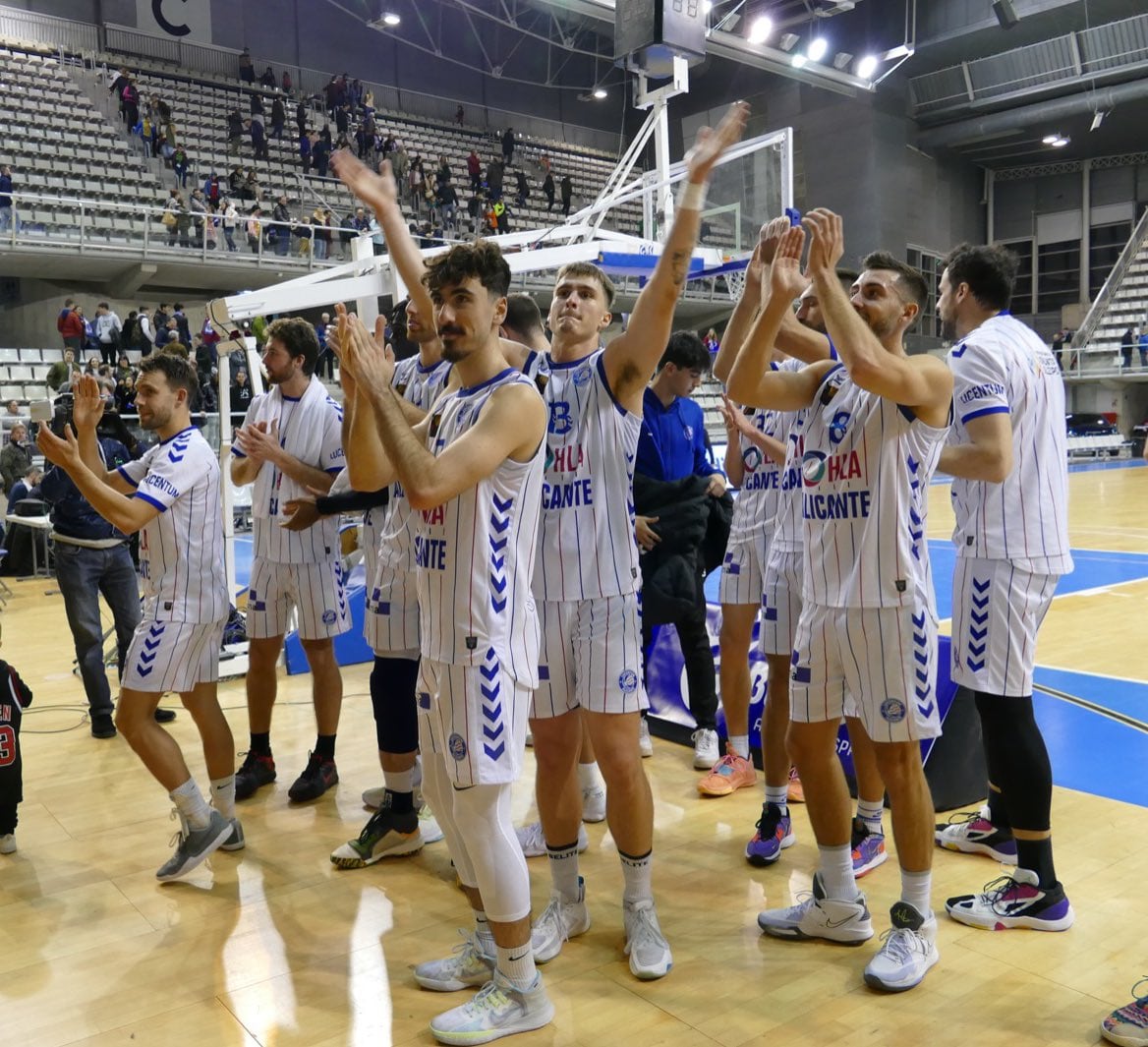 Los jugadores del HLA Alicante celebran la victoria ante Almansa en el Pedro Ferrándiz