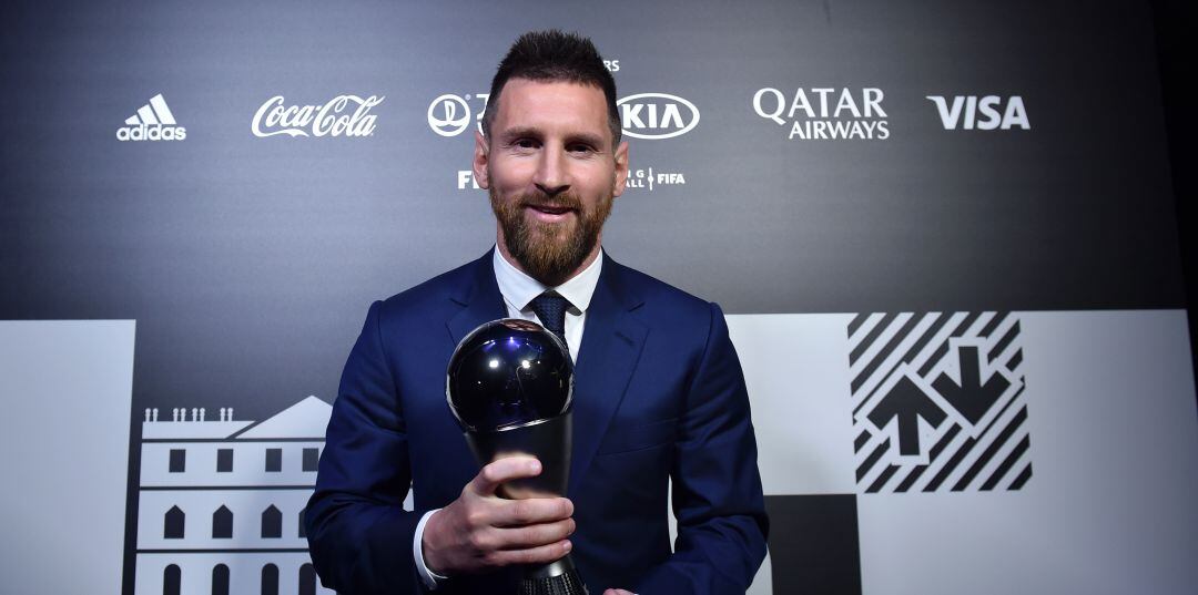 Lionel Messi posa con el premio &#039;The Best&#039;