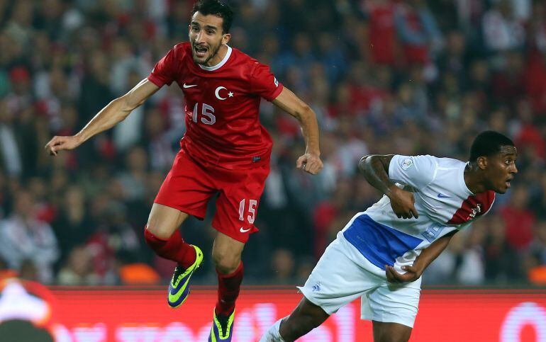 Mehmet Topal salta durante un partido con Turquía