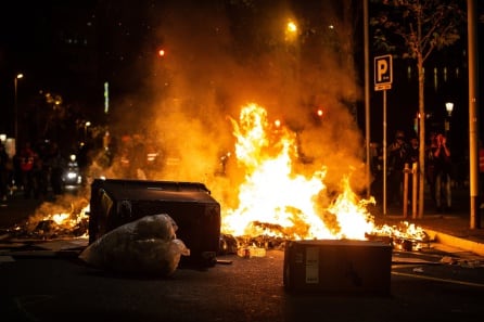 Hoguera en el centro de Barcelona en los disturbios tras dispersarse una concentración ante la Jefatura de Policía el sábado