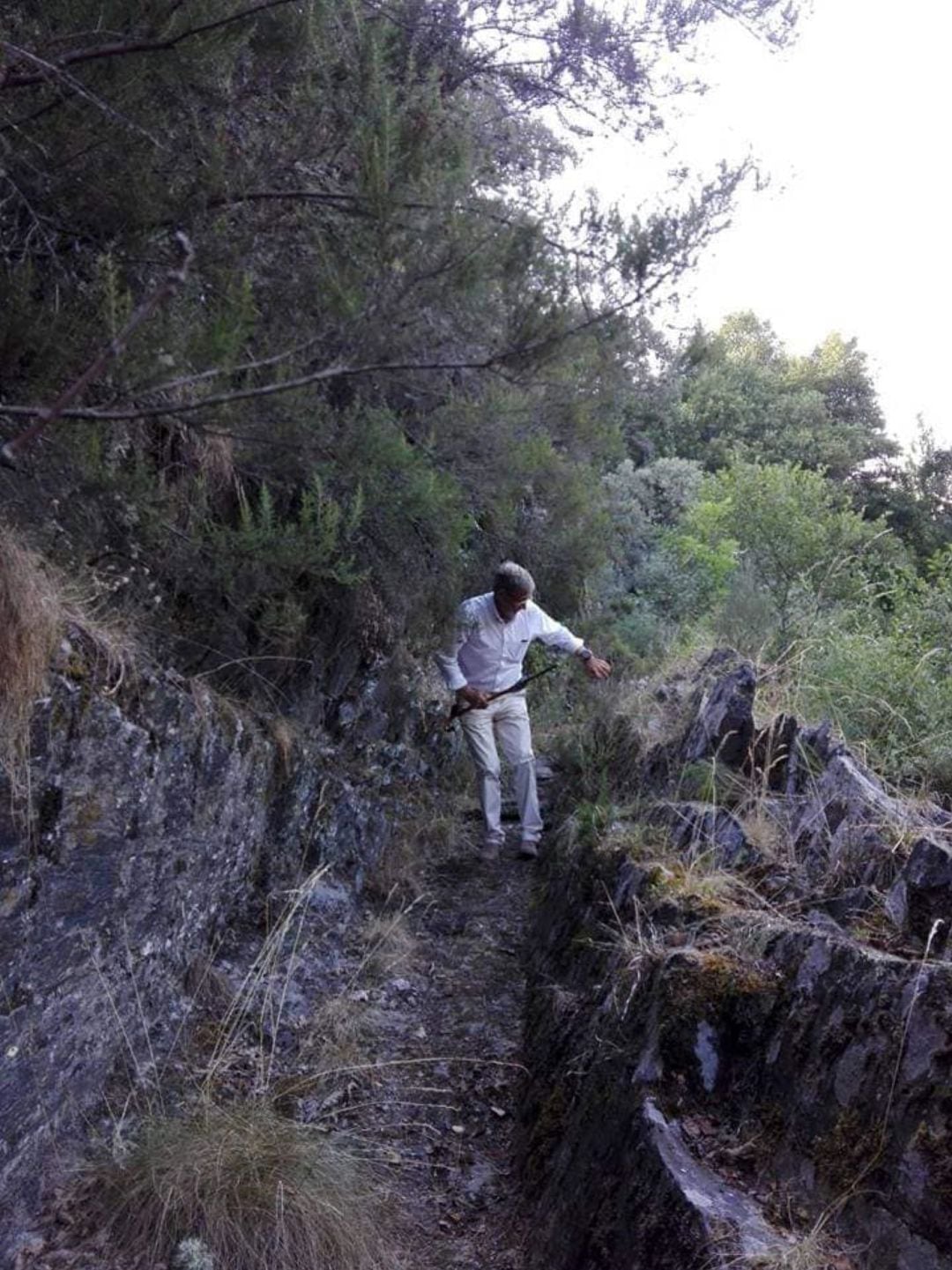 El presidente del Partido Regionalista del Bierzo (PRB), Tarsicio Carballo, en el lugar del descubrimiento.