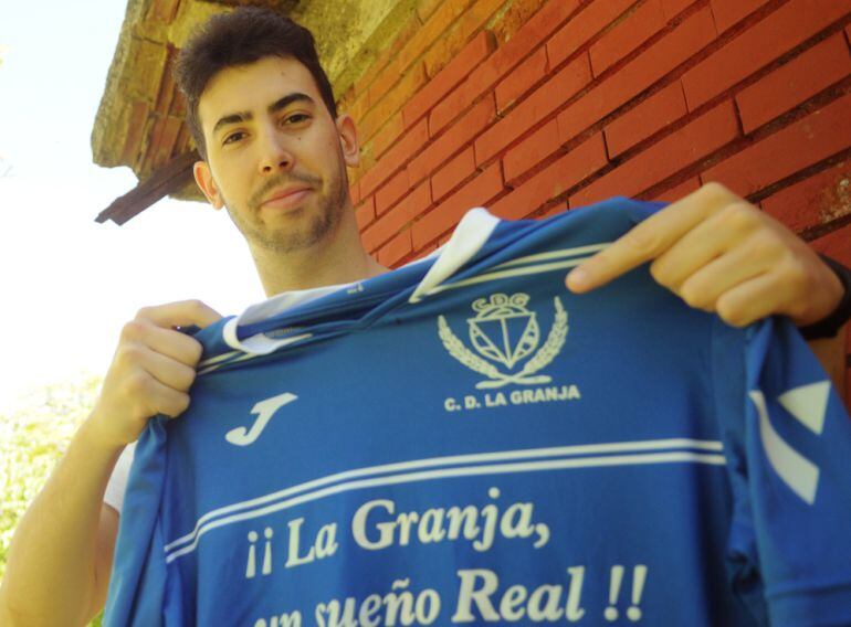 Alfonso Mateos posa con la camiseta de La Granja