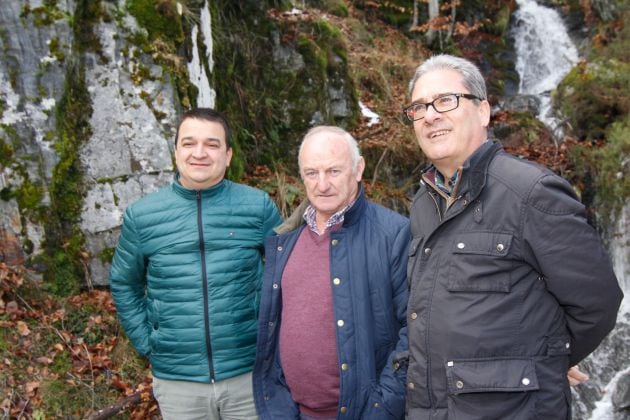 Narciso Arránz (centro) con el consejero y con el delegado de Agricultura