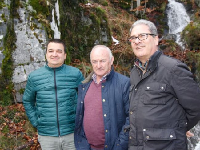 Narciso Arránz (centro) con el consejero y con el delegado de Agricultura