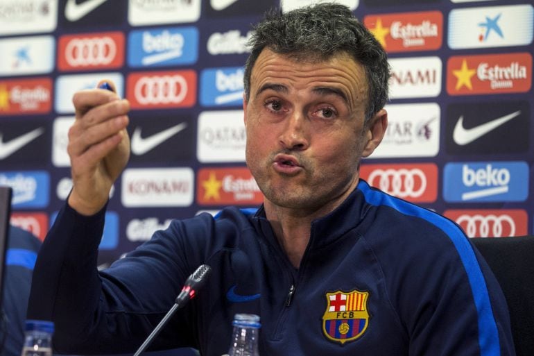 El entrenador del FC Barcelona, Luis Enrique, atiende a los medios de comunicación.