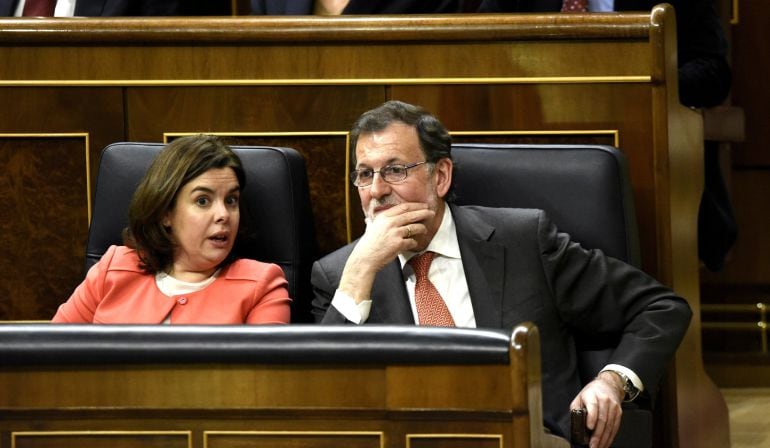 El presidente del Gobierno en funciones, Mariano Rajoy, junto a la vicepresidenta, Soraya Sáenz de Santamaría durante el primer pleno ordinario del Congreso de la legislatura