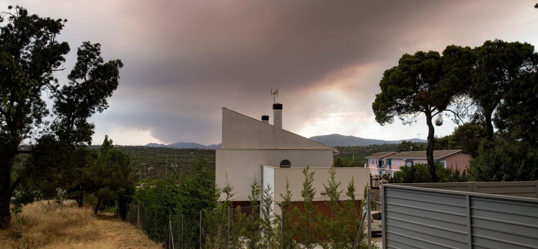 Vista desde Madrid del incendio de pastos en Batres