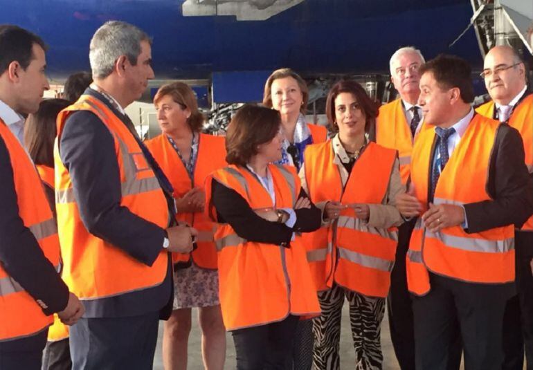 Soraya Sáenz de Santamaría, durante la visita al Aeropuerto de Teruel