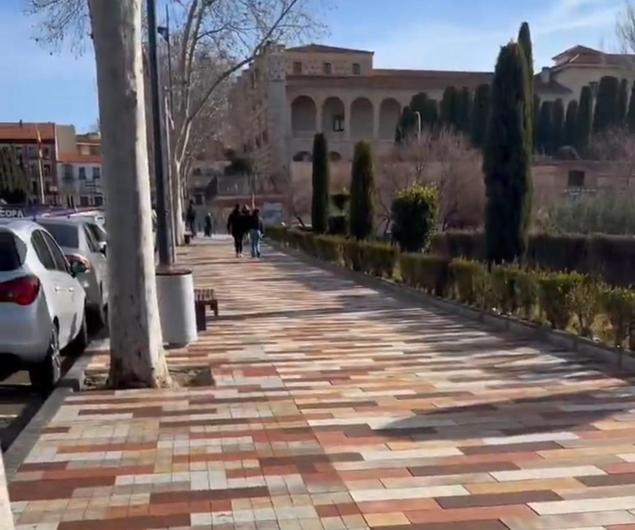 Nuevo acerado en la Avenida del Ejército hacia el Palacio del Infantado