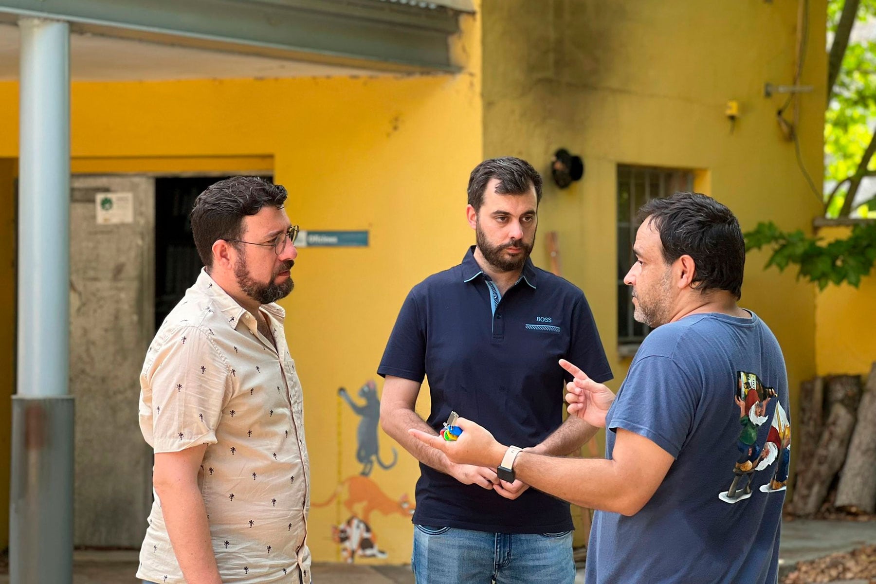 Àlex Cerradelo y Carles Sansalvador conversan con el presidente de la Sociedad Protectora, Carles Bernàcer