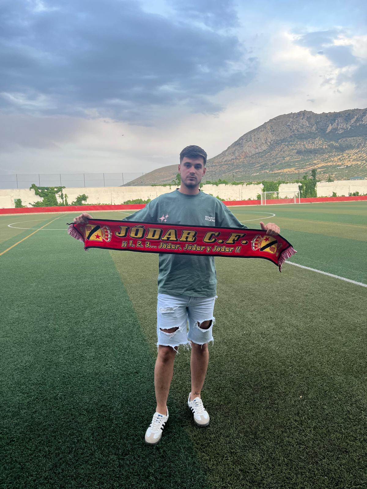 Deco posaba con la bufanda del club el pasado mes de junio, como compromiso inicial de cara a la próxima temporada