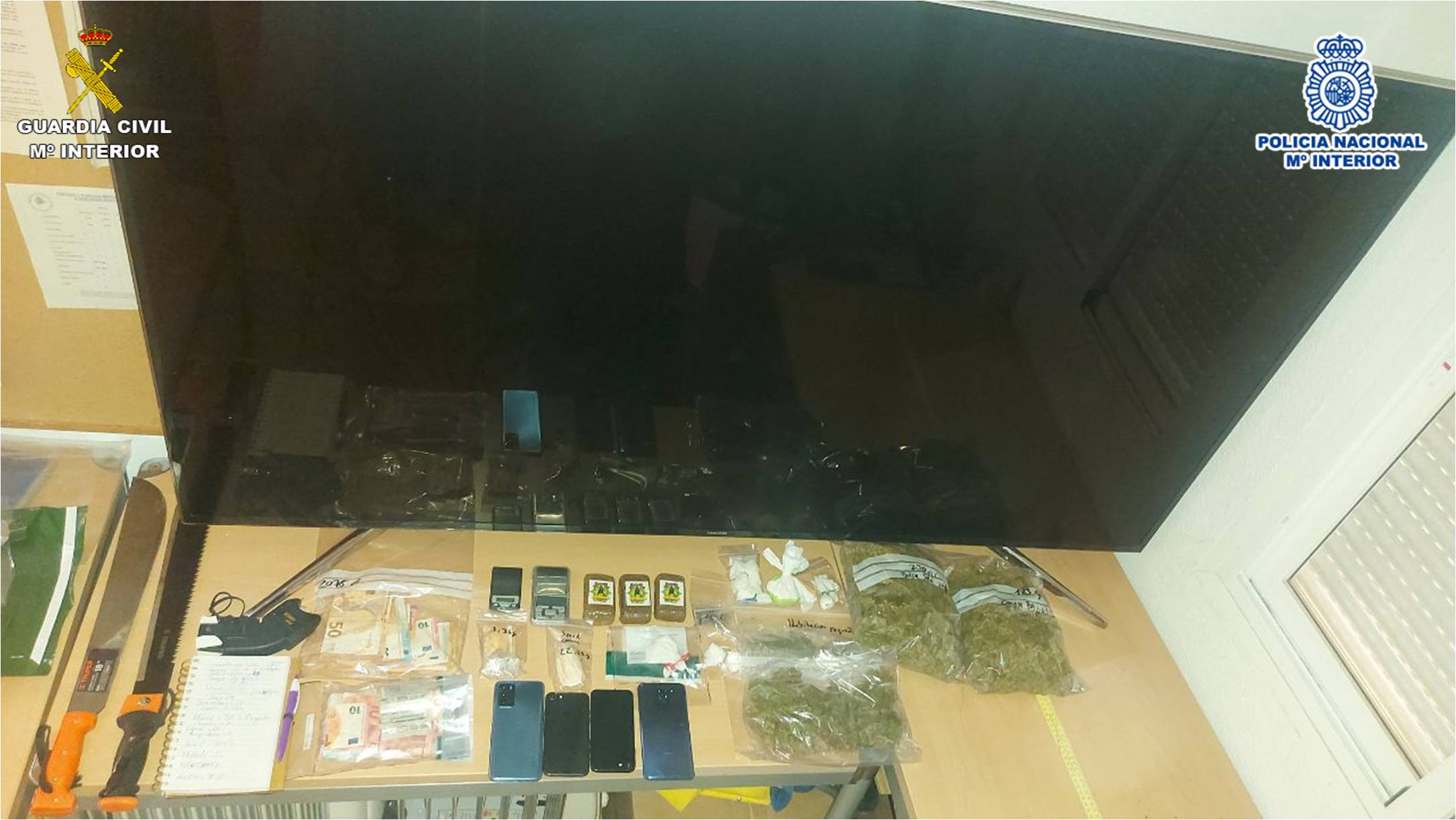 Material incautado en la operación conjunta de la Guardia Civil de la Vila Joiosa y la Policía Nacional de Benidorm / GC