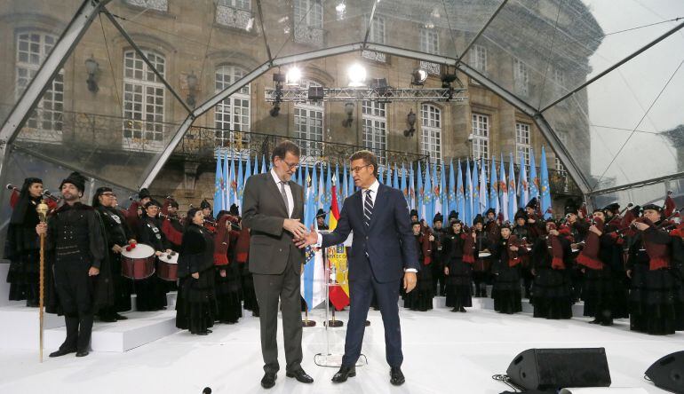 El presidente de la Xunta de Galicia, Alberto Núñez Feijóo, acompañado por el presidente del Gobierno, Mariano Rajoy, durante el acto celebrado en la plaza del Obradoiro tras la toma de posesión de su cargo