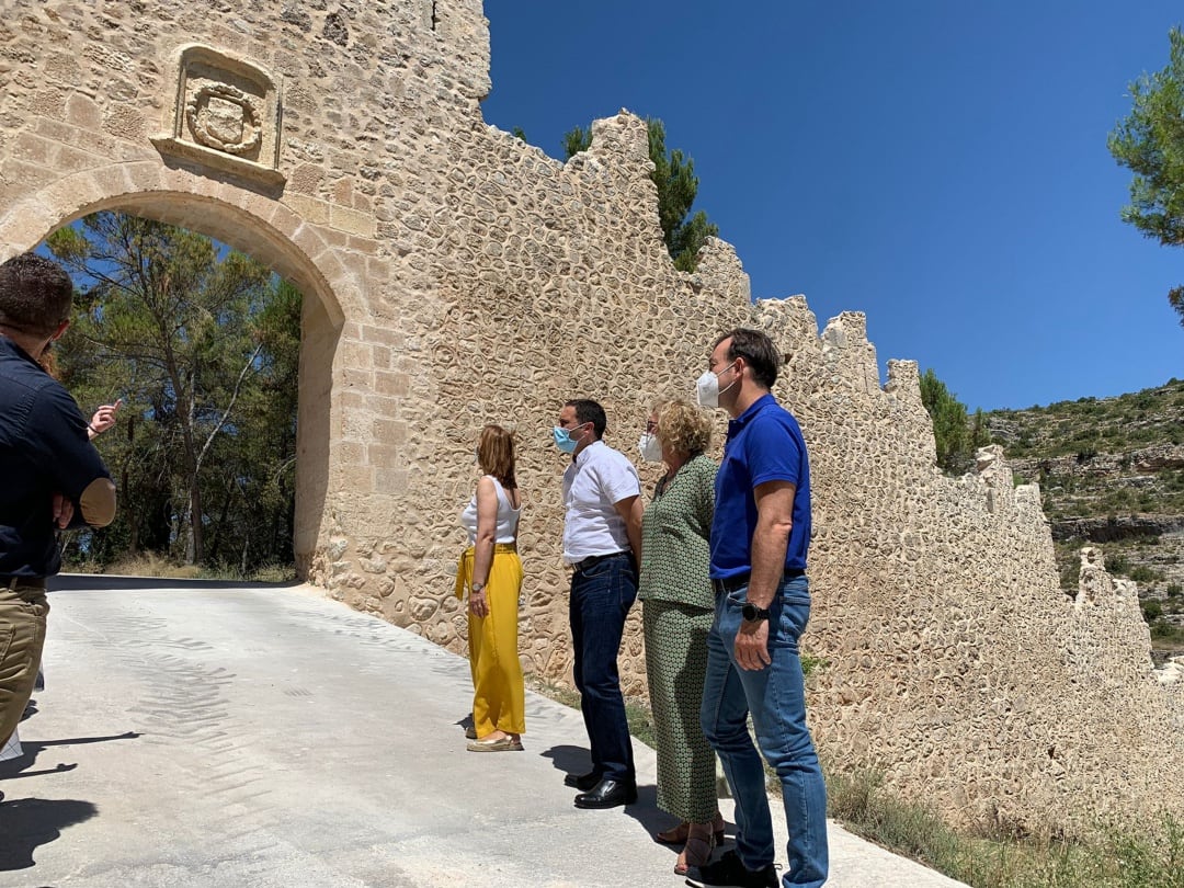 Visita del presidente Álvaro Martínez Chana a la muralla de Alarcón