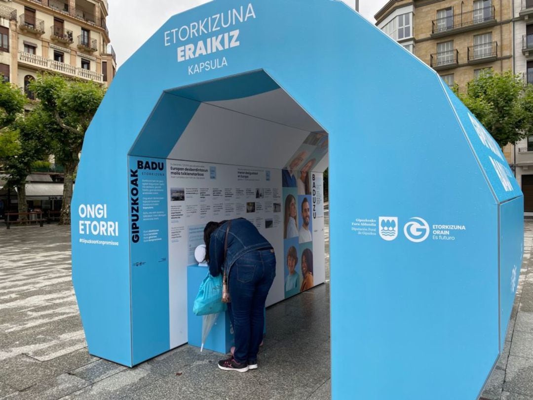 La cápsula Etorkizuna Eraikiz en la plaza Ensanche de Irun 