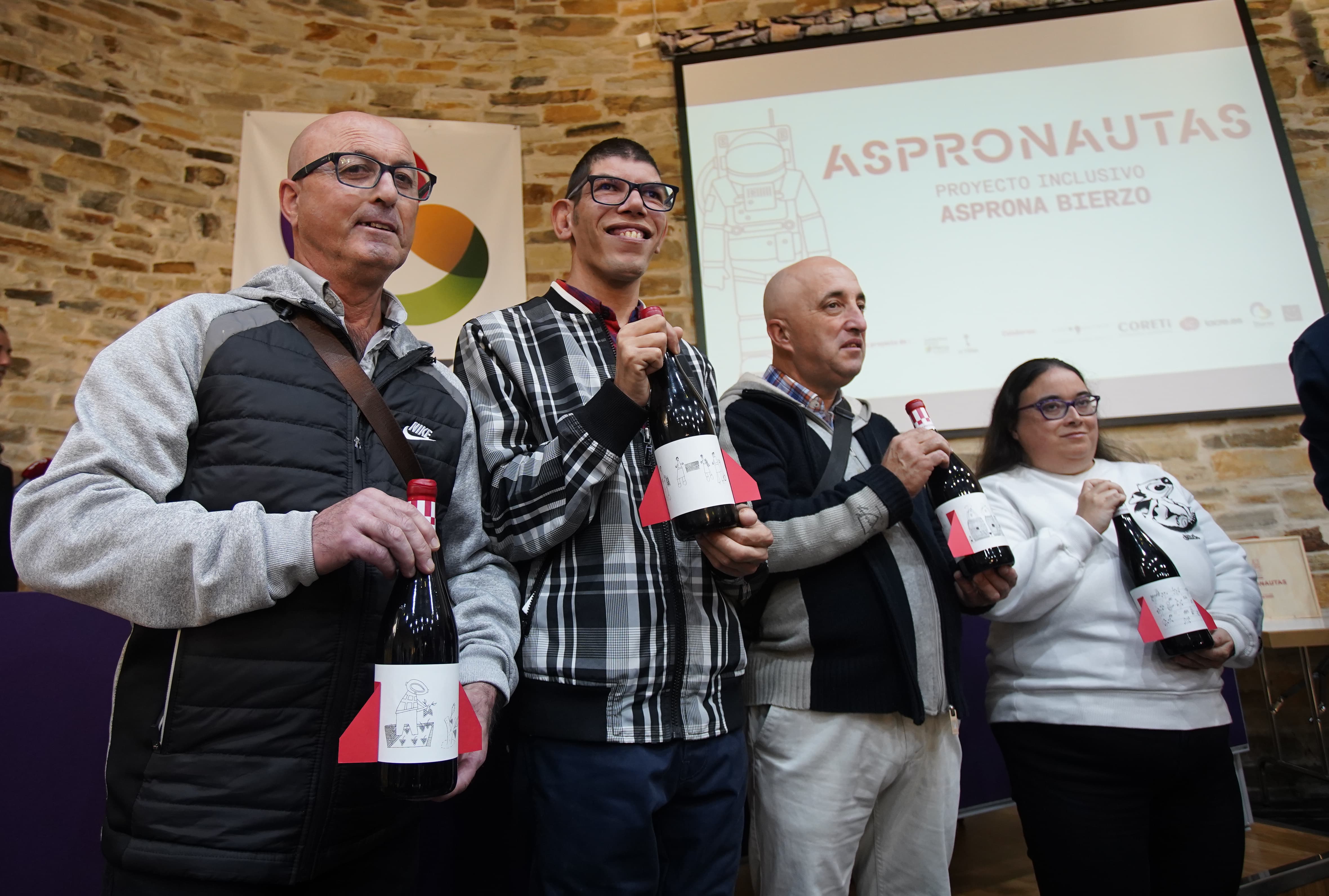 Baldo, Guille, Amoedo y Teresa con el vino que han producido y las cuatro etiquetas que han diseñado