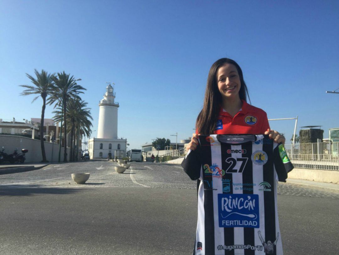 Isabel Medeiros posa con la camiseta del Rincón Fertilidad delante de La Farola