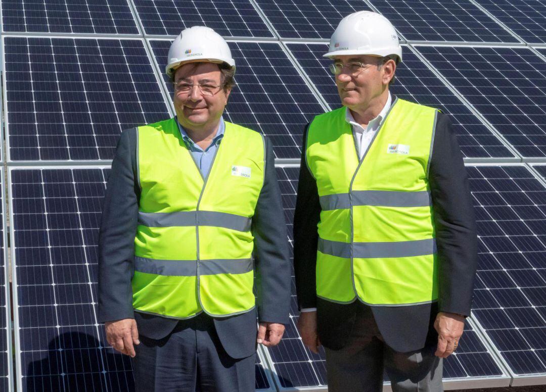  E l presidente de la Junta de Extremadura, Guillermo Fernández Vara(i) y el de iberdrola, Ignacio Galán, este lunes durante el acto de colocación de la primera piedra de la planta fotovoltaica &quot;Núñez de Balboa&quot; de Badajoz, que, con 500 MW de potencia instalada, será el mayor desarrollo fotovoltaico en Europa y la mayor instalación de este tipo llevada a cabo hasta ahora por la compañía Iberdrola en el mundo. 