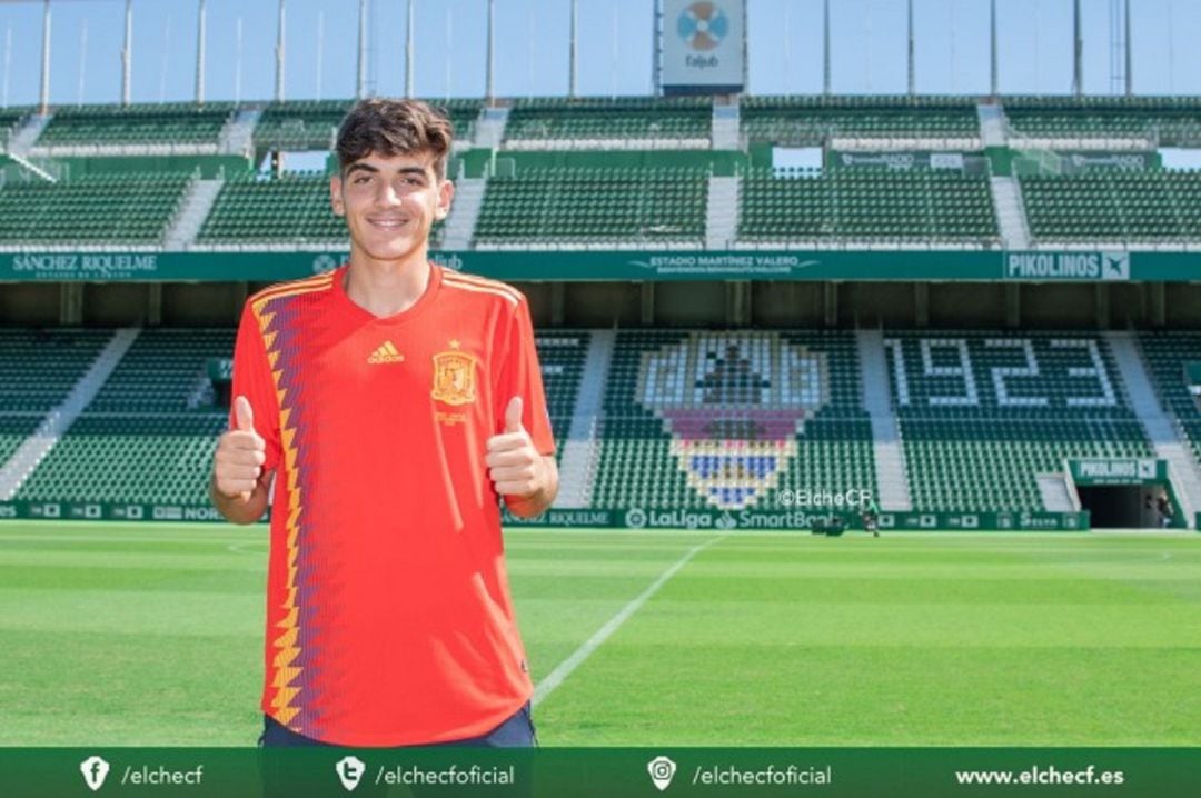 Gonzalo Villar luce la camiseta de España en el Martínez Valero