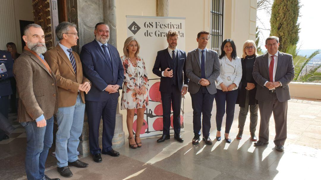 Pablo Heras-Casado, en el centro, junto a las autoridades que han participado en la presentación del Festival Internacional de Música y Danza de Granada