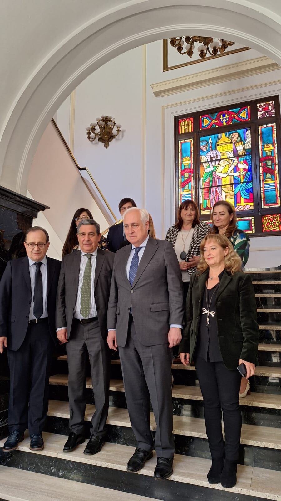 En primera fila, de izquierda a derecha, el vicepresidente del CACYL, Fernando Rodríguez Santocildes; el presidente del CACYL, Julio Sanz; el presidente del TSJCyL, José Luis Concepción; y la presidenta de la Audiencia Provincial de León, Ana del Ser, acompañados de otros miembros del equipo de trabajo.