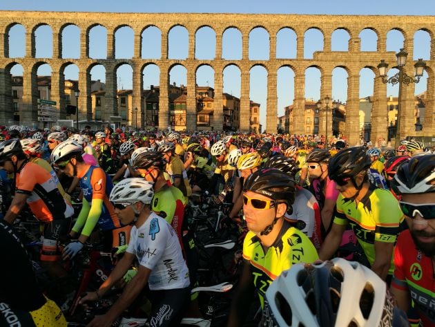 2.500 ciclistas toman parte de la marcha, que discurre por varios puertos de montaña a lo largo de 163 kilómetros