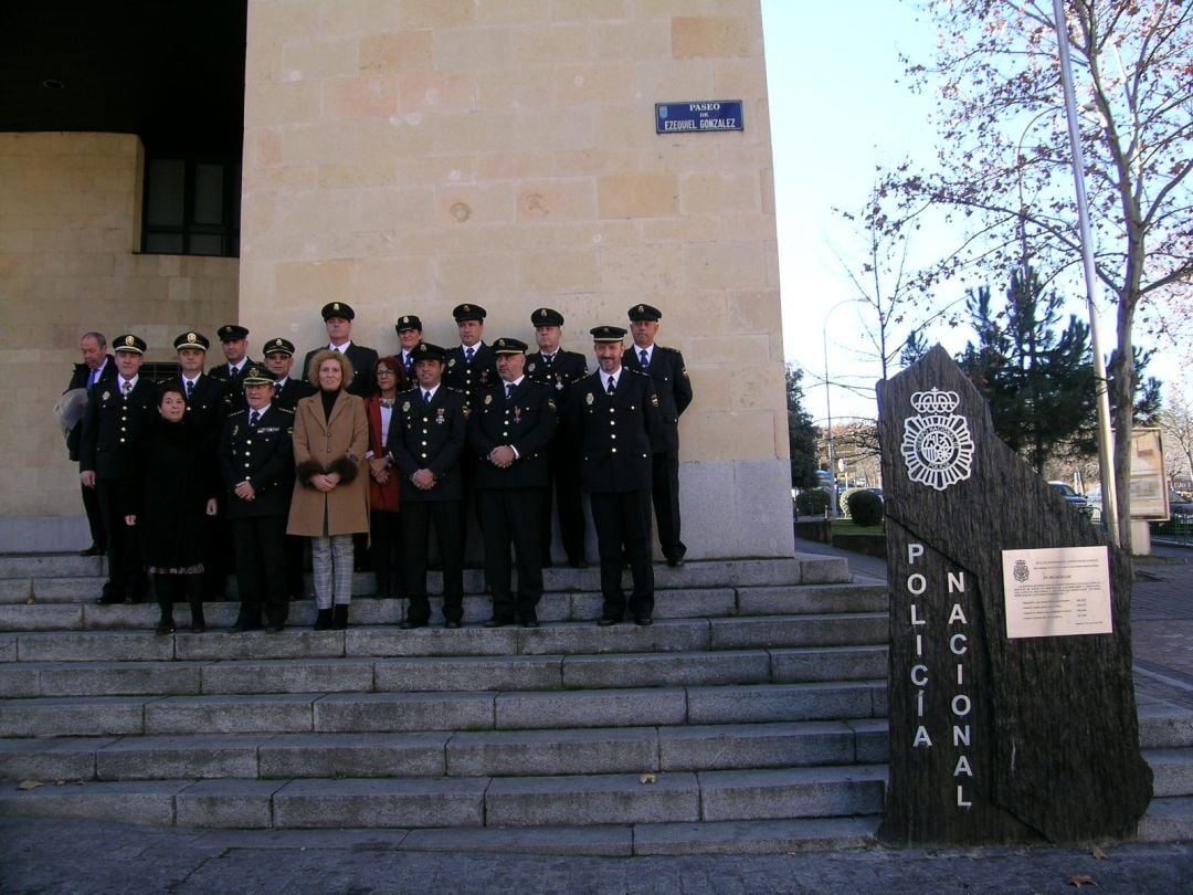 Foto de familia de los agentes homenajeados durante la celebración del 195 aniversario de la fundación de la Policía Nacional