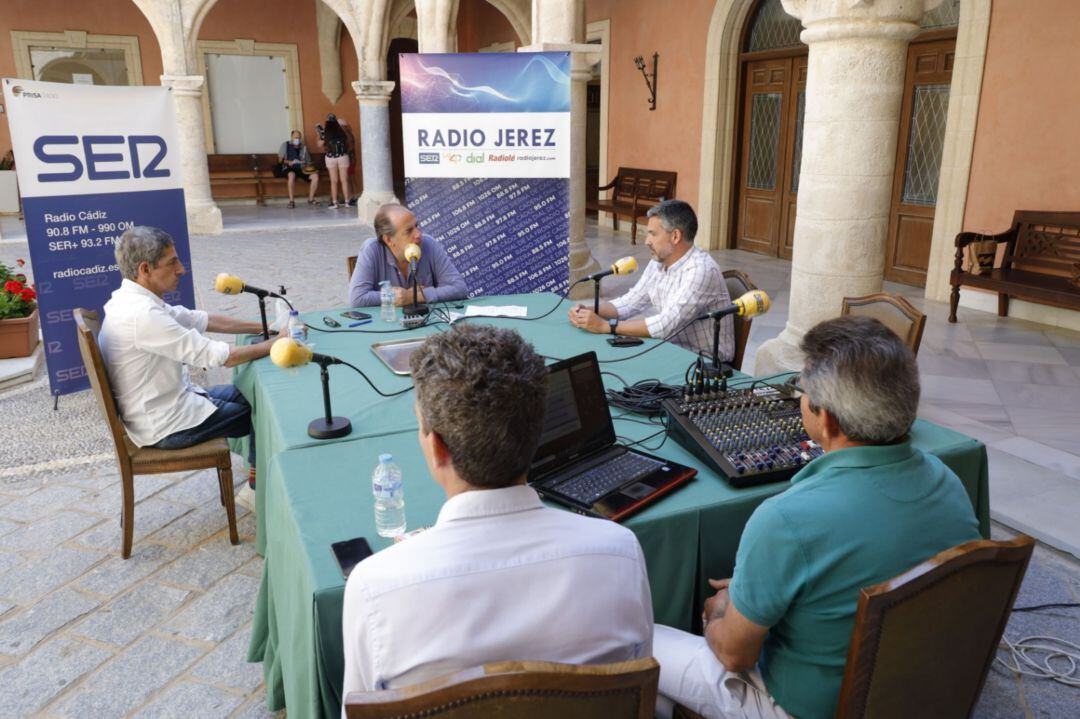 Instante de la emisión de la entrevista en el Especial A Boca Llena con el alcalde de Rota