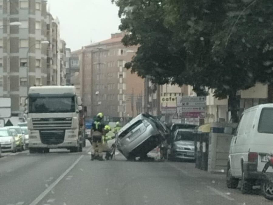 El turismo quedó semivolcado sobre otro vehículo estacionado