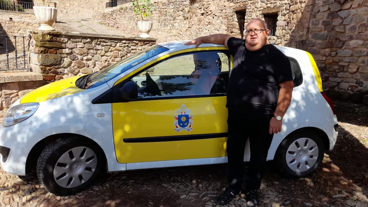 Antonio Arnedo es desde 2009 el párroco de las 20 localidades que integran el Camero Viejo y llega a oficiar 7 misas al día