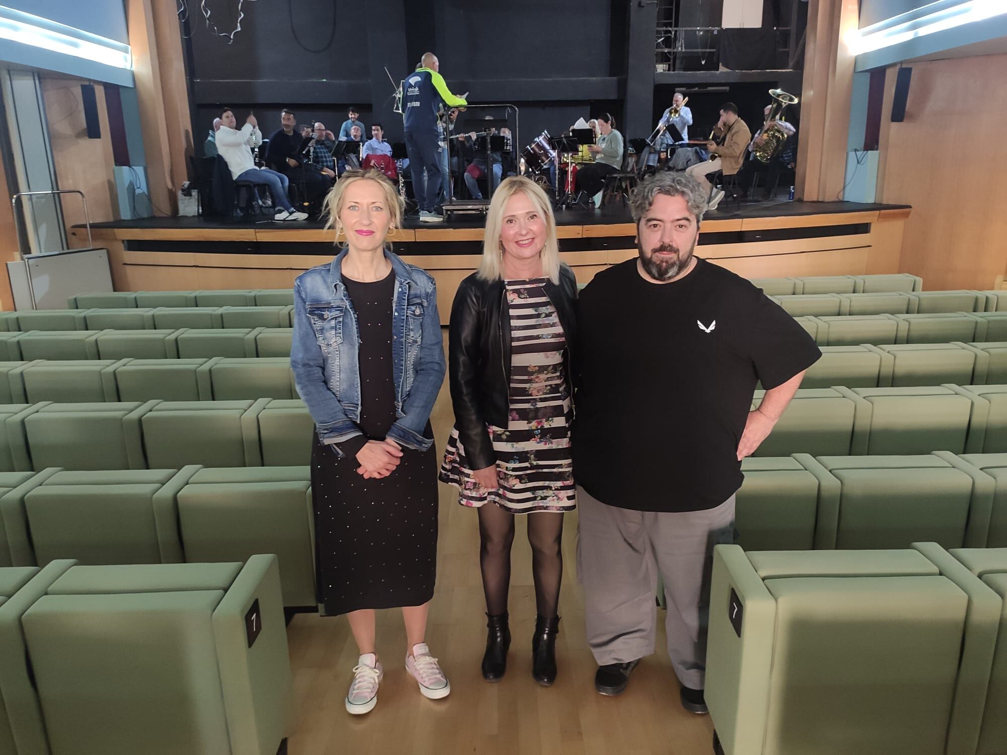 La directora de la Banda Municipal de Música de Jaén, Juany Martínez de la Hoz; la concejala de Presidencia, Cultura y Turismo, María Espejo; y el músico Damián Salcedo autor de la composición musical creada con motivo del 1.200 aniversario de la capitalidad de Jaén en el Teatro Darymelia.