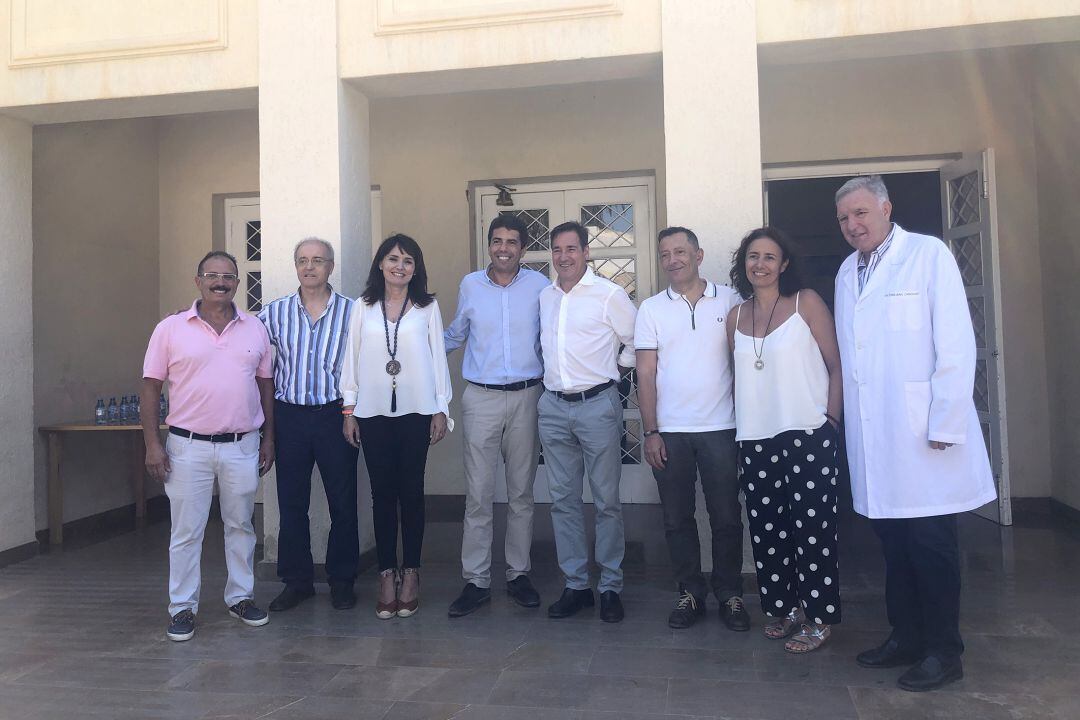 El diputado Juan Bautista Roselló (c) junto al presidente de la Diputación, Carlos Mazón, y otros miembros del equipo de gobierno y del centro Doctor Esquerdo en una visita durante este verano.