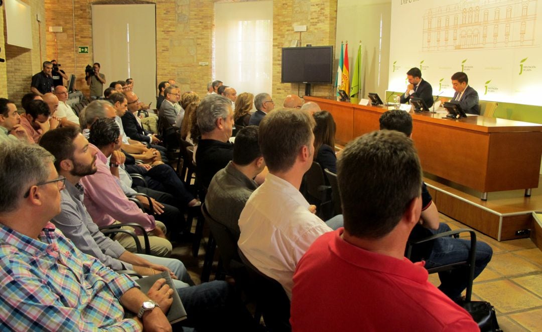 El consejero de Turismo, Francisco Javier Fernández, (a la izquierda de la mesa) durante su reunión con empresarios del turismo de Jaén.