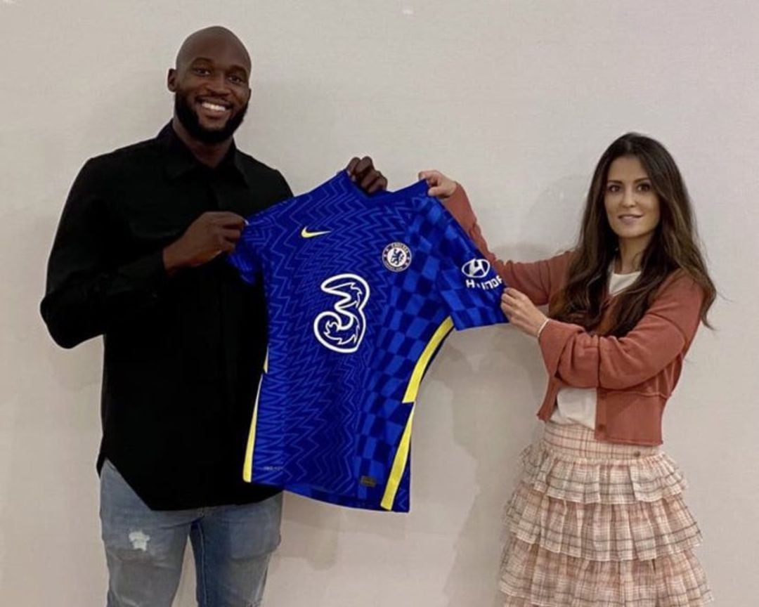 Romelu Lukaku posando con su nueva camiseta