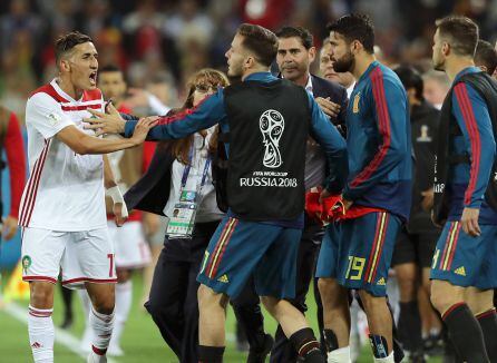 Faycal Fajr se enfrentó al banquillo de España en una tangana casi al final del partido.