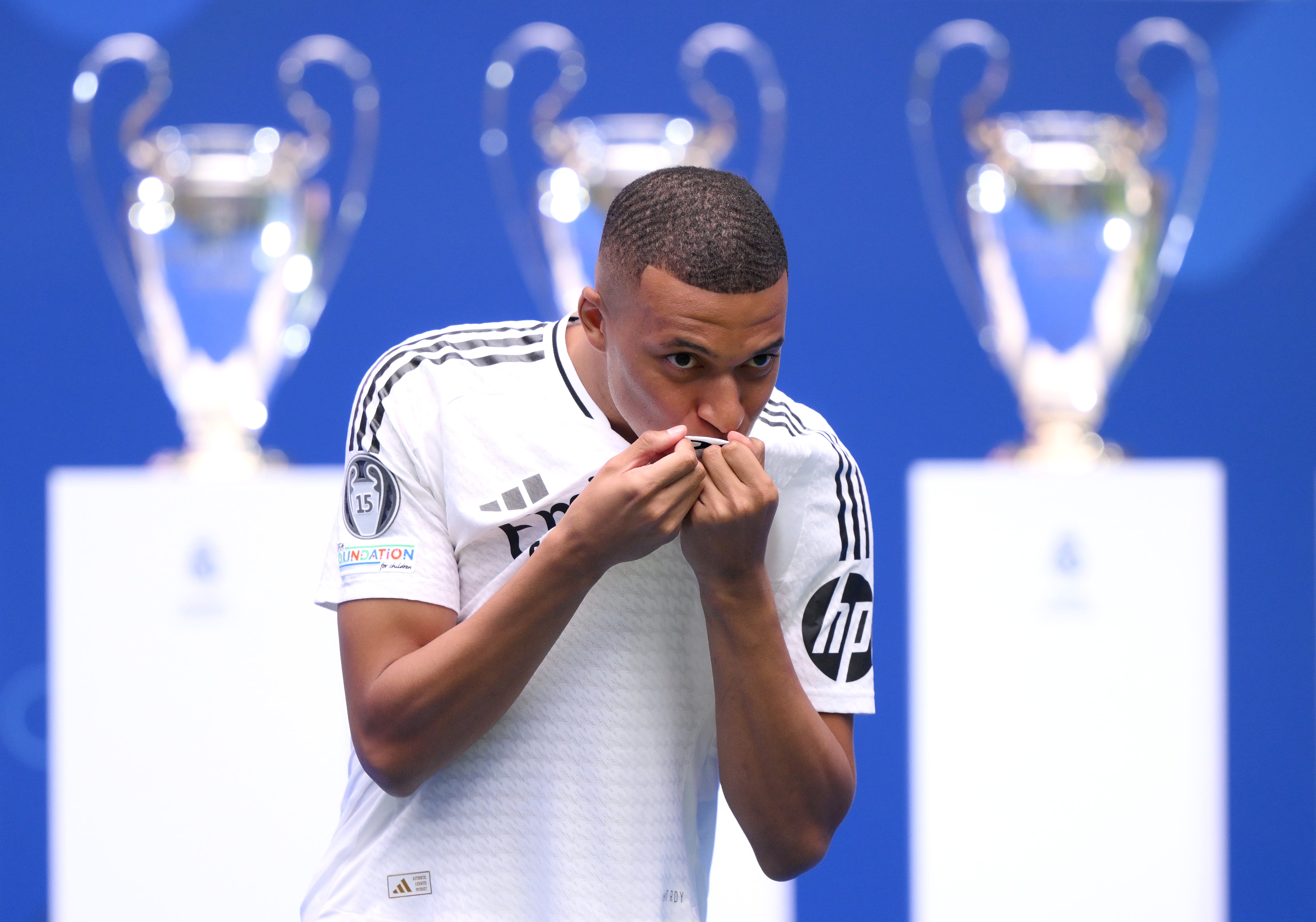 Kylian Mbappé besa el escudo del Real Madrid en su presentación