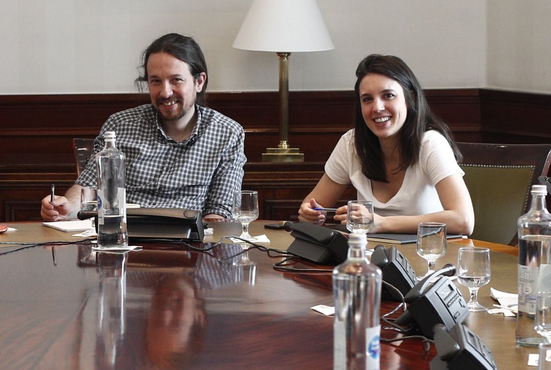 Irene Montero y Pablo Iglesias en la mesa política confederal para las negociaciones de Gobierno en el Congreso de los Diputados. 