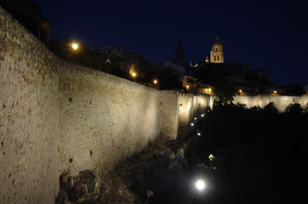 Vista nocturna de parte de la muralla con la Catedral al fondo