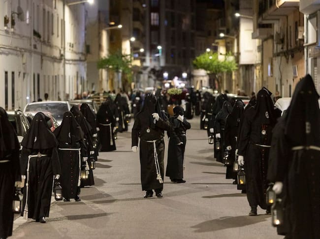 Los cofrades del Cristo de las Angustias de Gandia en procesión.
