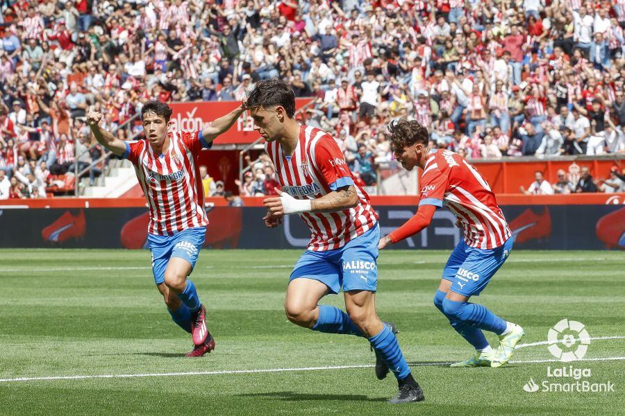 Pedro Díaz (autor del tanto), Nacho Martín y José Marsà celebran el primer gol del Sporting al Lugo