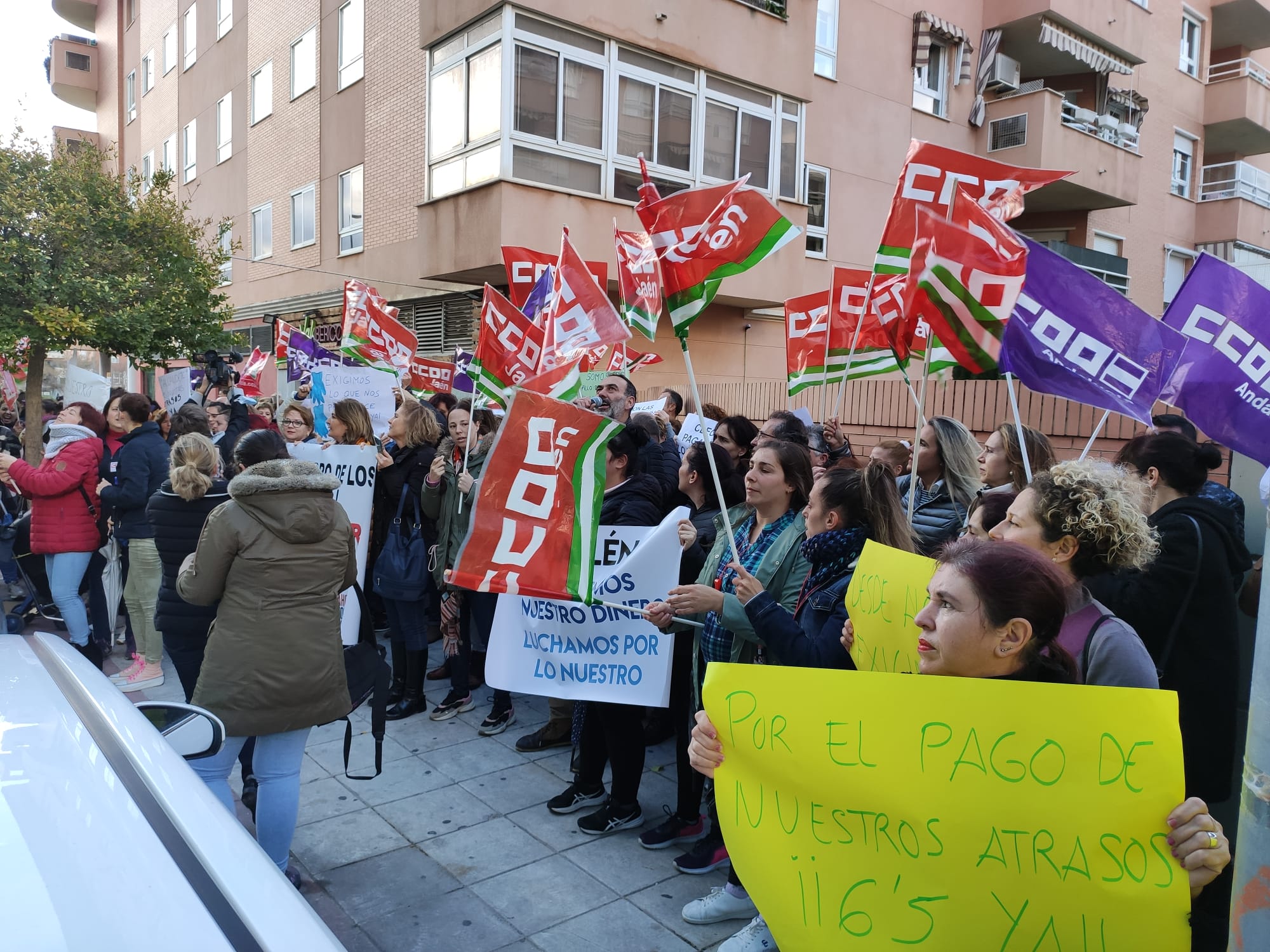 Concentración convocada por CCOO de trabajadoras de la atención a domicilio de Jaén ante las puertas de la empresa CLECE