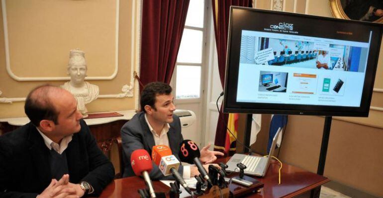 Presentación de la web de Cádiz Conecta en 2014 con los concejales del PP Juan José Ortiz y Bruno García