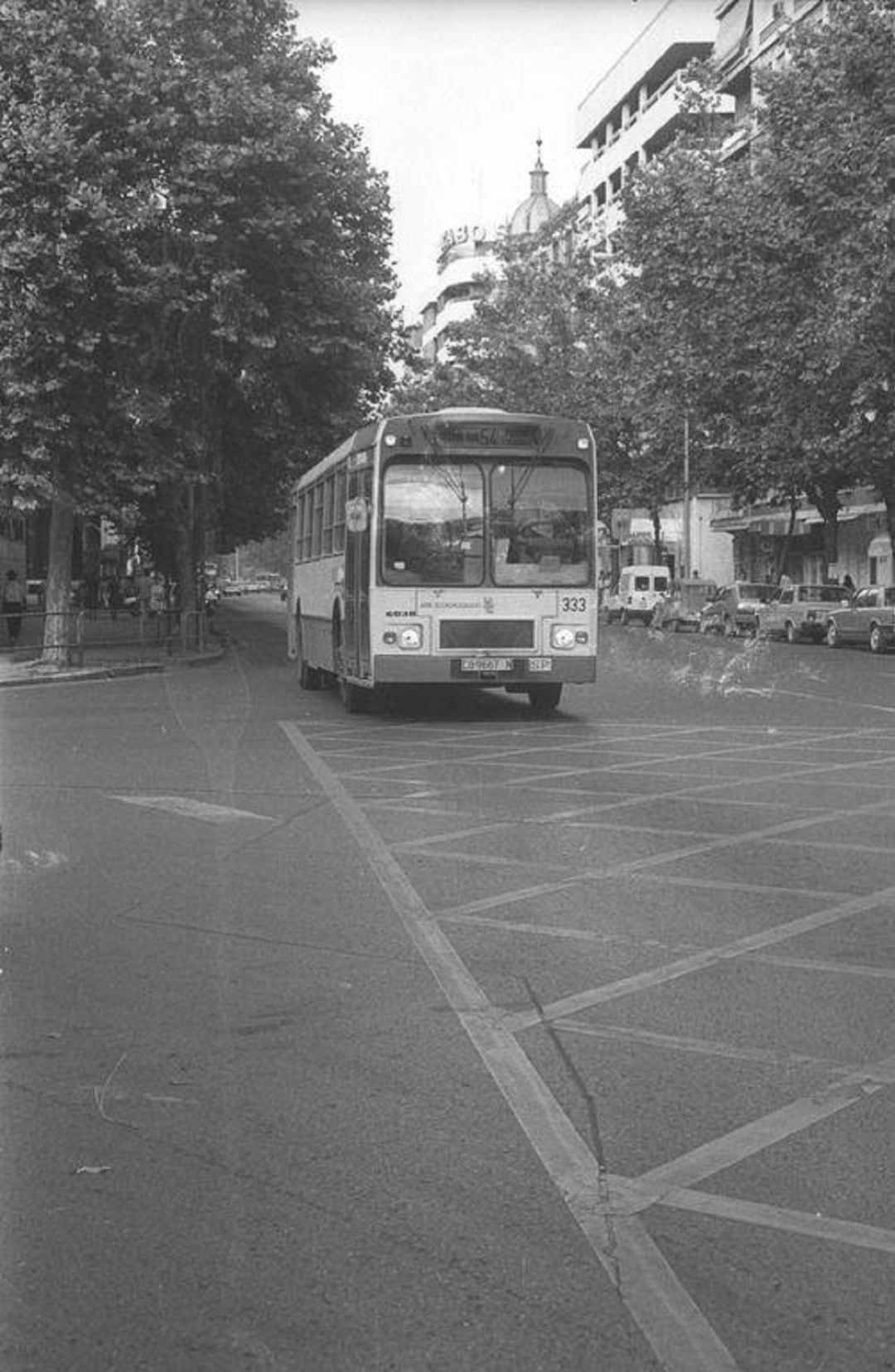 Autbús antiguo de Aucorsa por las calles de Córdoba