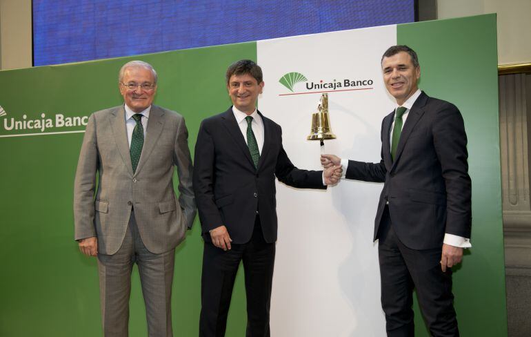 El presidente de la entidad, Manuel Azuaga, el consejero delegado, Enrique Sánchez del Villar, y el director general de Finanzas (CFO), Pablo González, debut de Unicaja en Bolsa