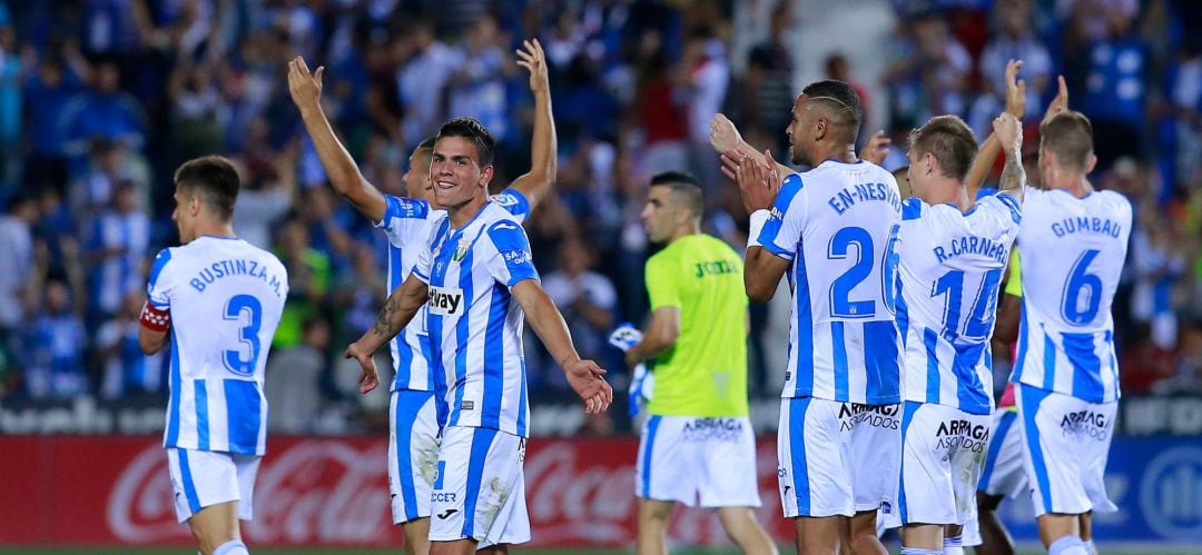 Los jugadores del &#039;Lega&#039; celebran el triunfo al Barça en Butarque