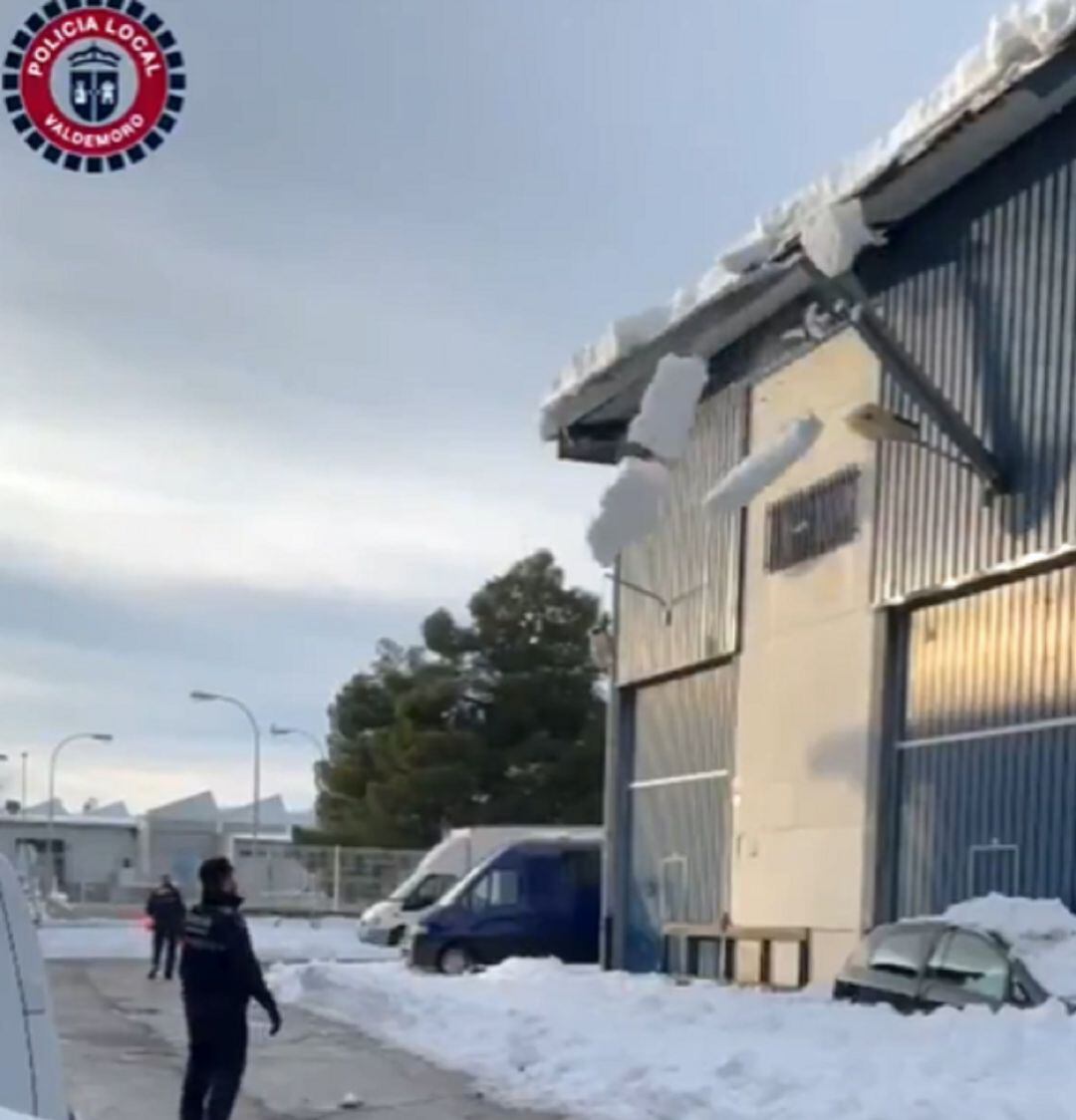 Los agentes fueron testigos de la rapidez y peligrosidad con la que se desarrollan estos desprendimientos desde los tejados.